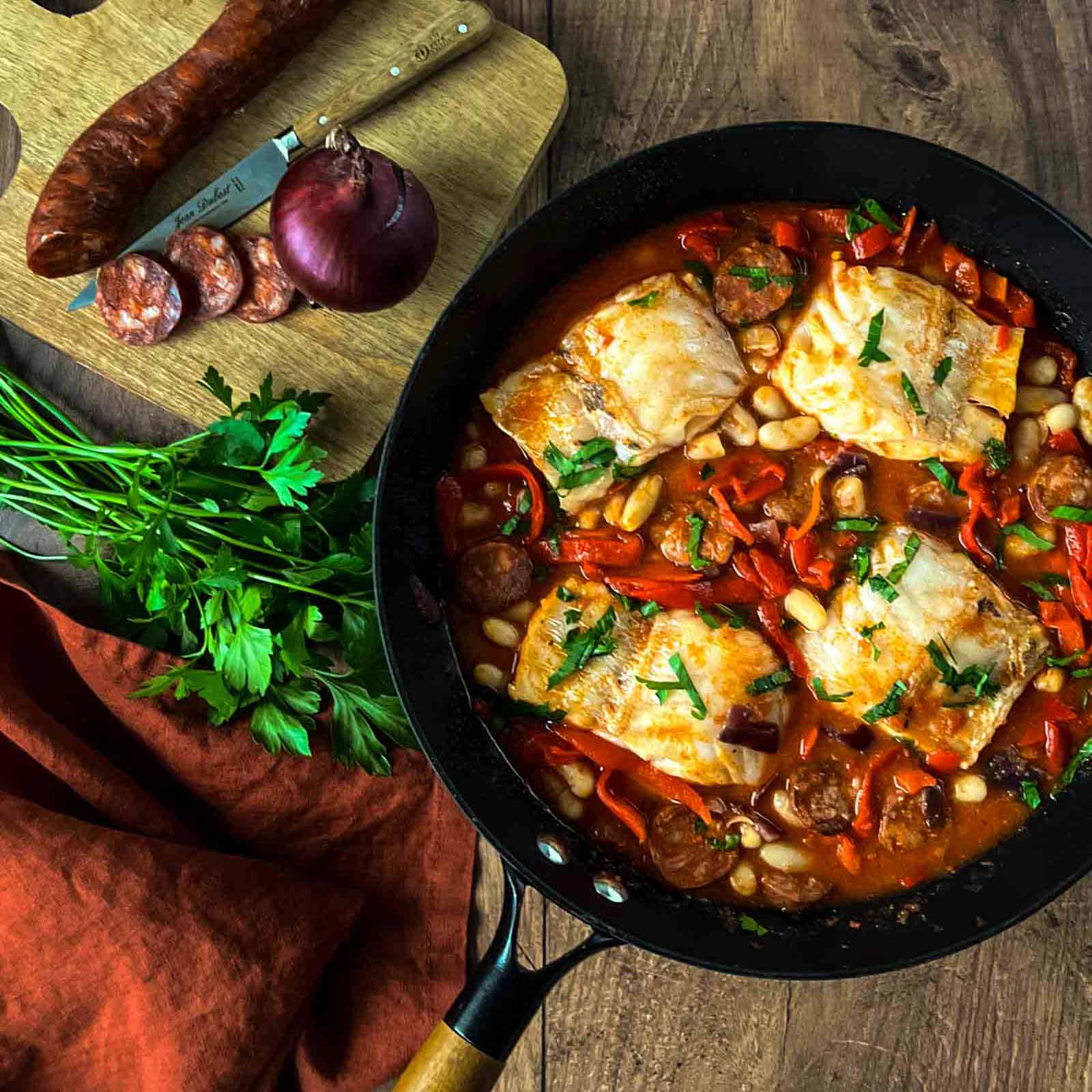 Cocotte de cabillaud, chorizo, piquillos et haricots blancs